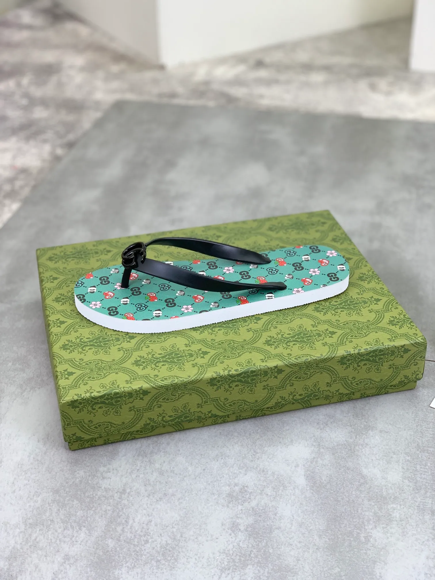 Men's men's shoes 💰P220💰【New style】🆘【GUCCI】Official website's popular Gucci adult couple 🧑‍🤝‍🧑 style, children's flip-flops are on sale at the counter simultaneously! Original fabric imported from Italy. Original bottom provided by the original factory. Size: Adult 36-45. Children’s size: 30-37. Multiple colors available.